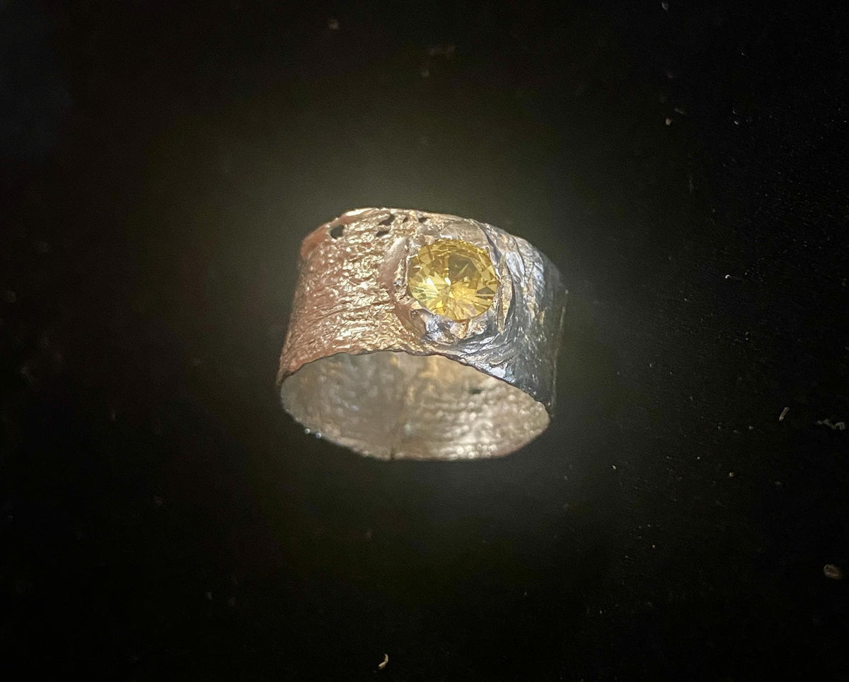 Anillo de Plata de Ley 925 y Zafiro Amarillo, Anillo Artesanal con Piedra Amarilla, Joyería de Autor Hecha a Mano, Regalo para Ella