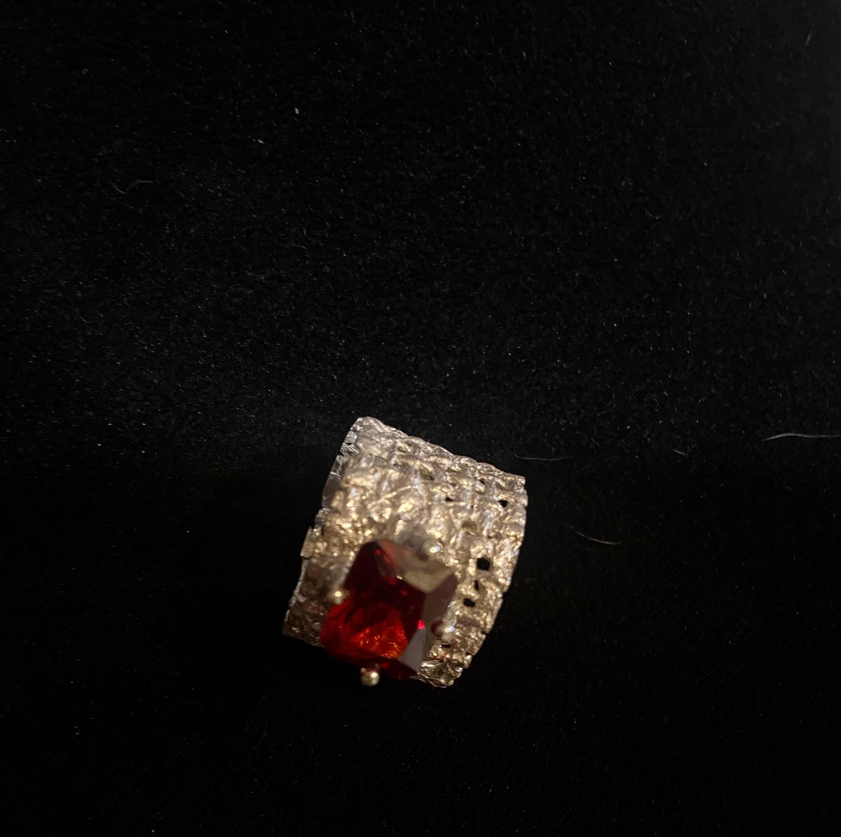Anillo de Plata 925 Escultórico "Ruby Baby" con Gema Roja Rectangular | Joyería de Autor Hecha a Mano, Anillo Ancho Texturizado