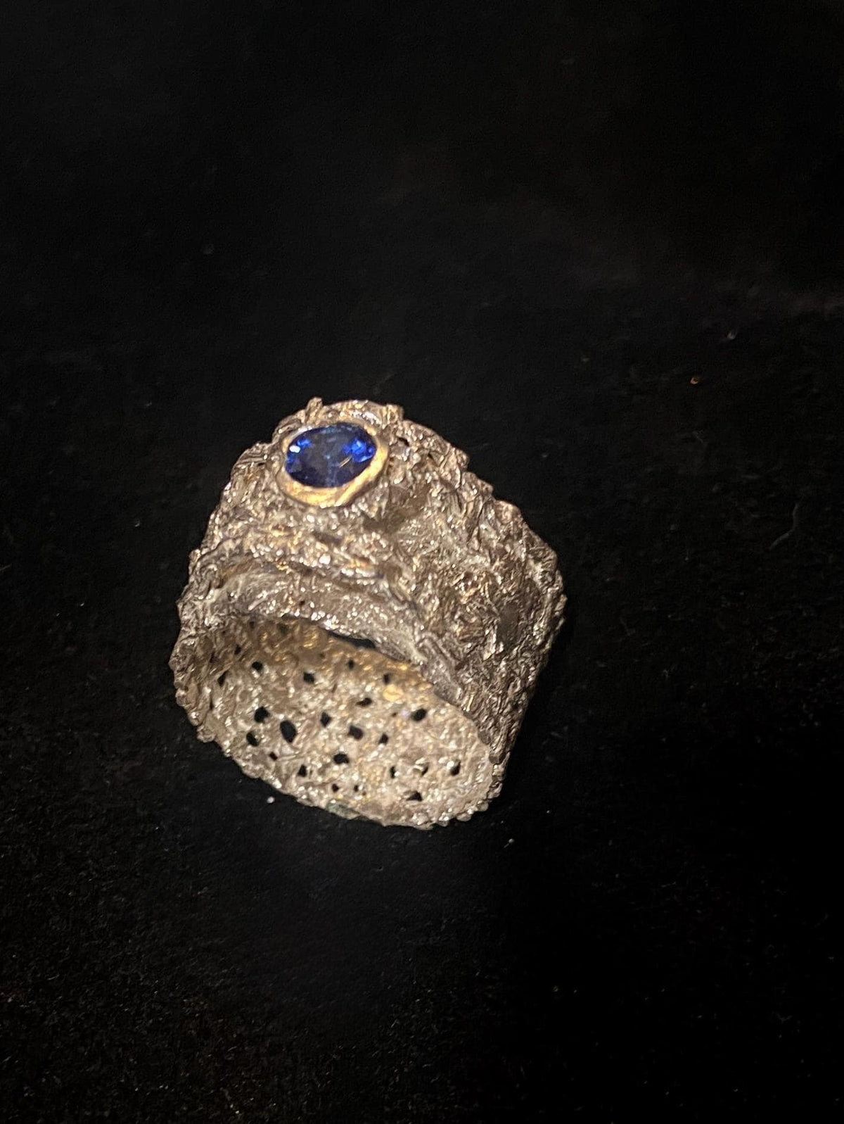 Anillo de Plata "Akon" Escultórico con Red Calada y Zafiro sintético | Joyería de Autor Hecha a Mano, Anillo Texturizado.