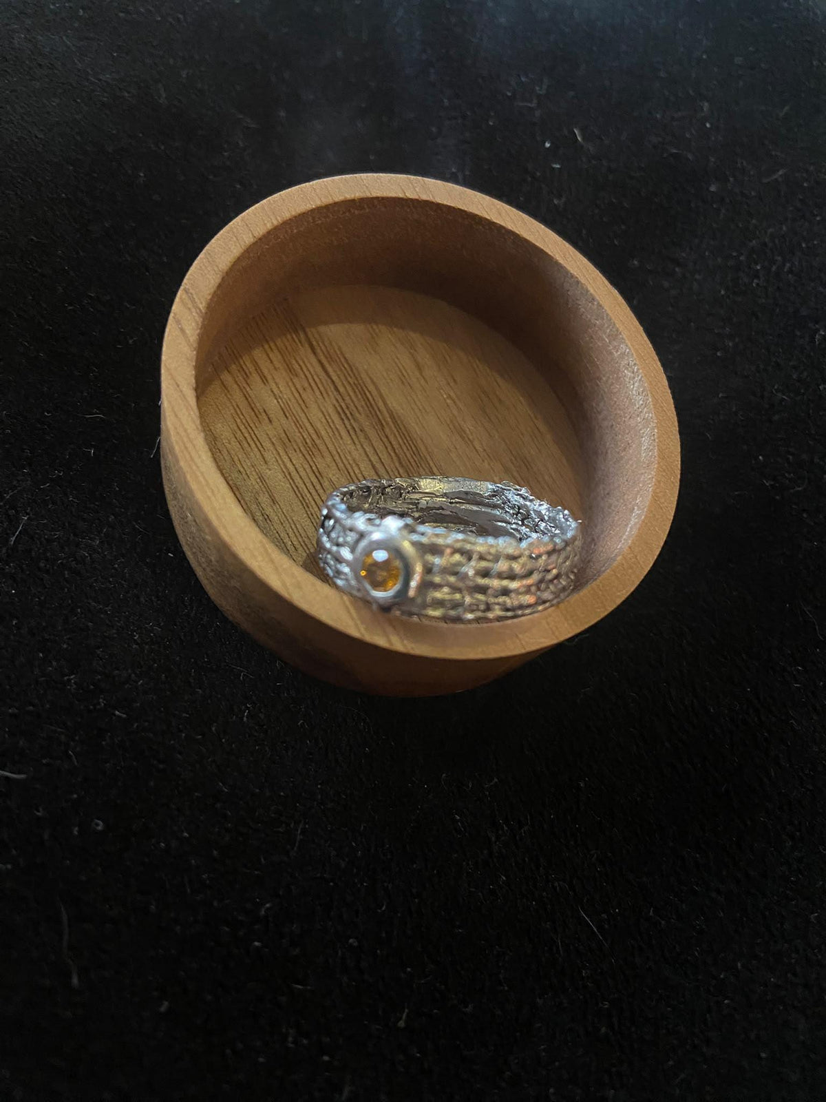 Anillo Alianza de Plata y Diamante natural amarillo. Anillo de autor. Alianza de boda llamativa.