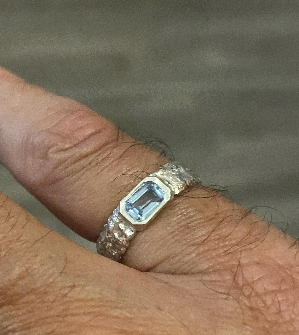 Anillo de Plata Escultórico "Aqua" con Aguamarina Talla Esmeralda | Joyería de Autor Hecha a Mano, Anillo Ancho Texturizado