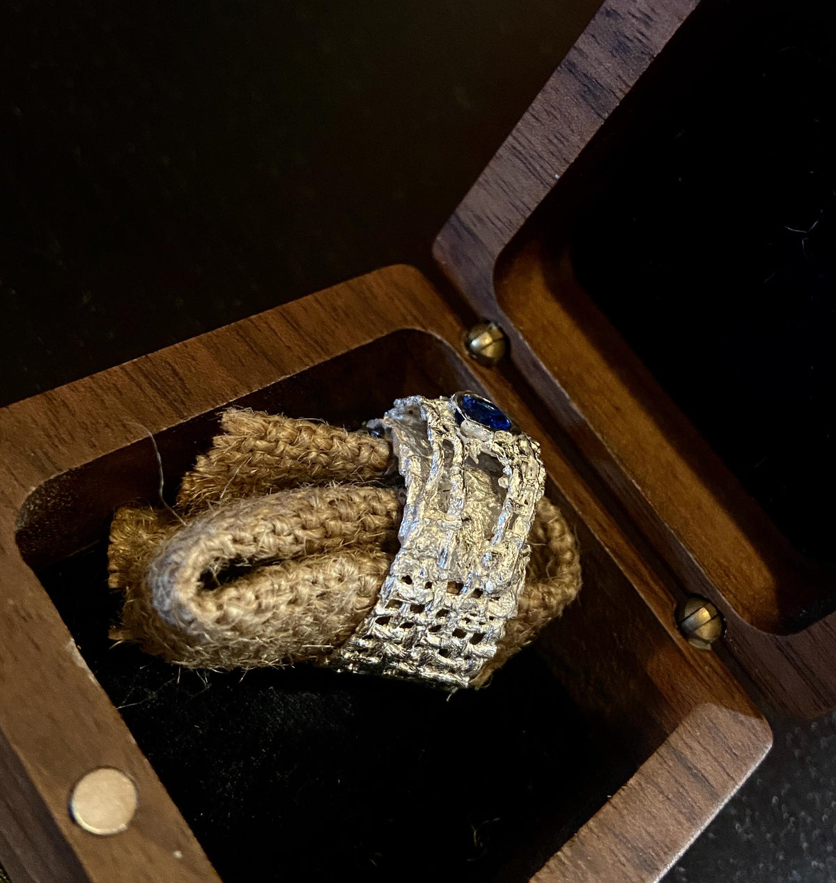 Anillo de Plata "Akon" Escultórico con Red Calada y Zafiro sintético | Joyería de Autor Hecha a Mano, Anillo Texturizado.