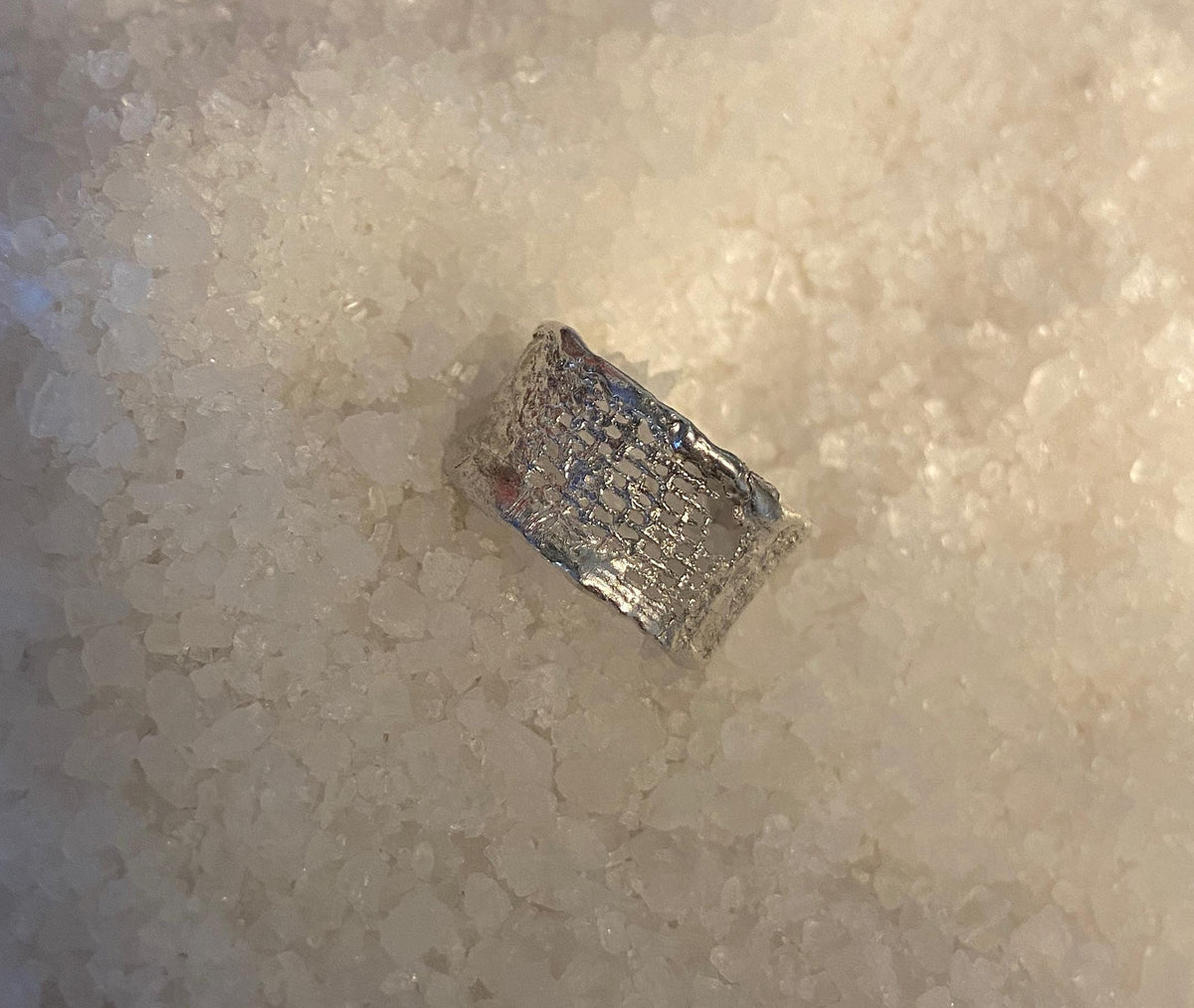 Anillo de Plata 925 Ancho "Jeans" con Textura de Red Desgastada | Joyería Escultórica de Autor Hecha a Mano. Urban look.