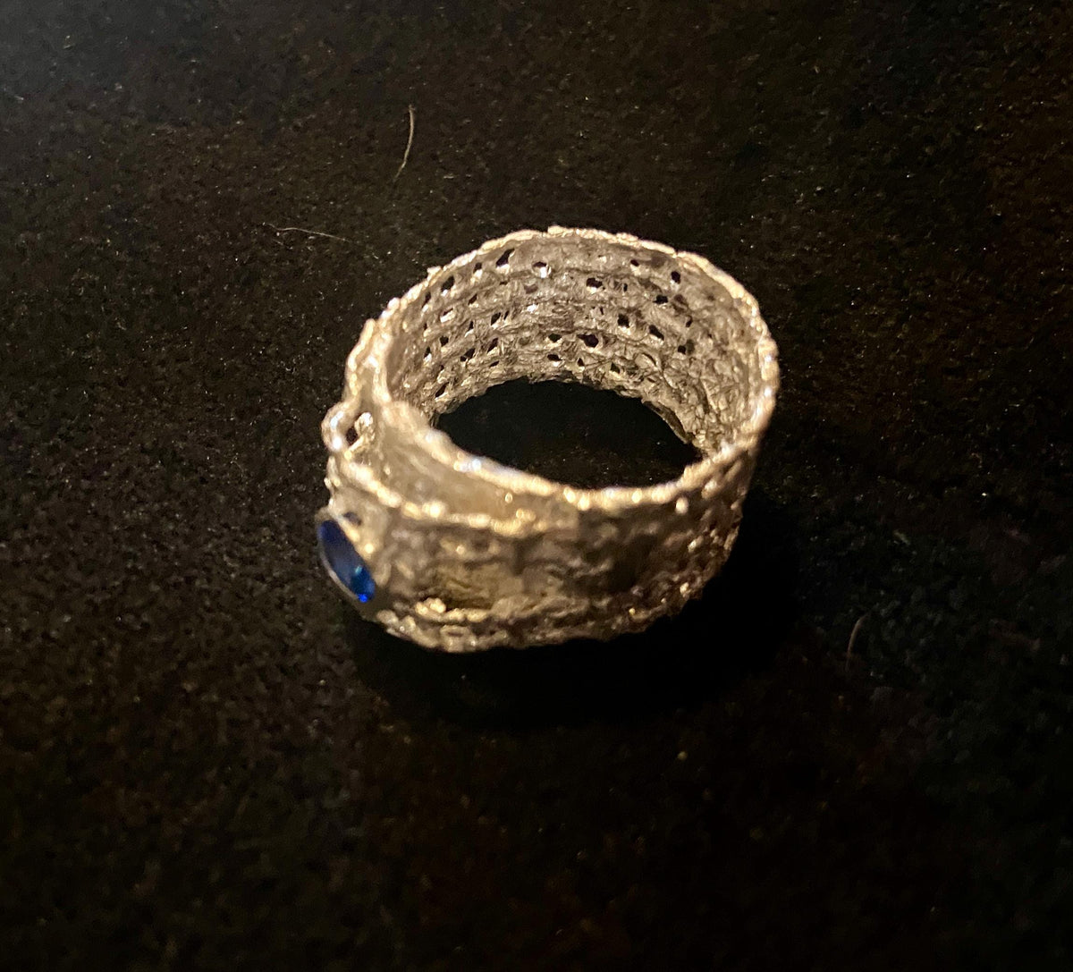 Anillo de Plata "Akon" Escultórico con Red Calada y Zafiro sintético | Joyería de Autor Hecha a Mano, Anillo Texturizado.