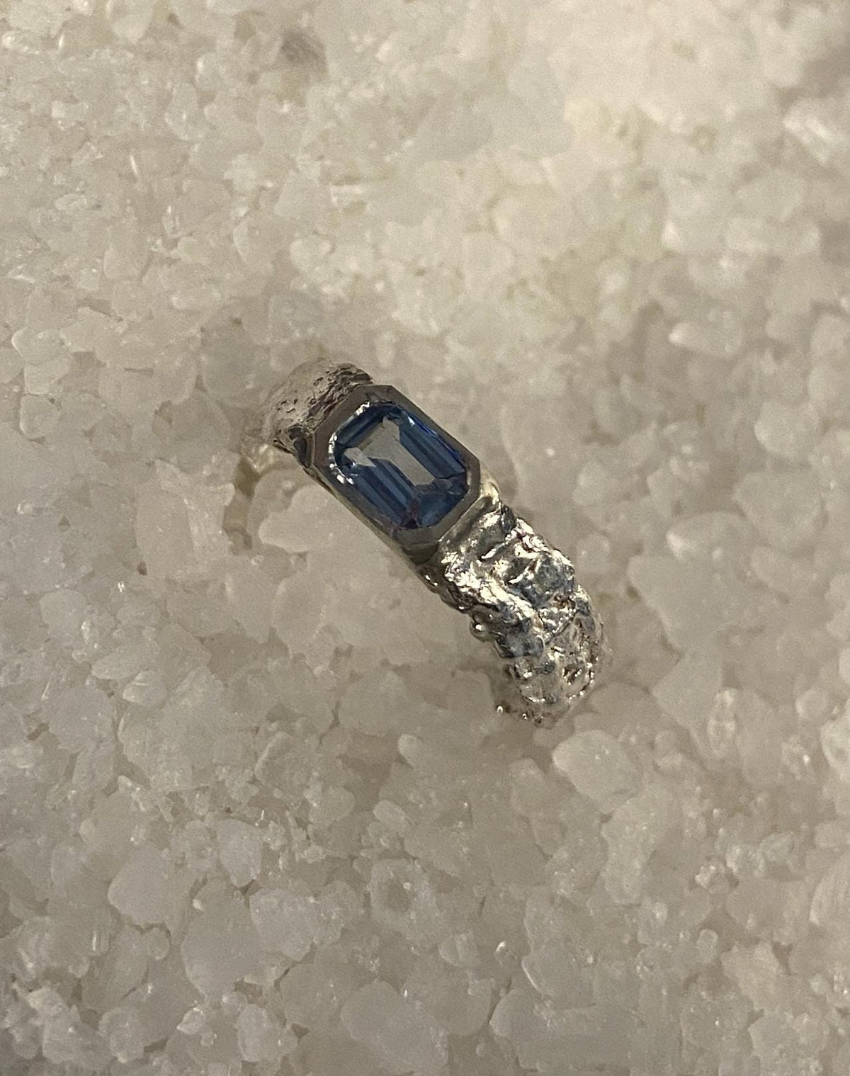 Anillo de Plata Escultórico "Aqua" con Aguamarina Talla Esmeralda | Joyería de Autor Hecha a Mano, Anillo Ancho Texturizado