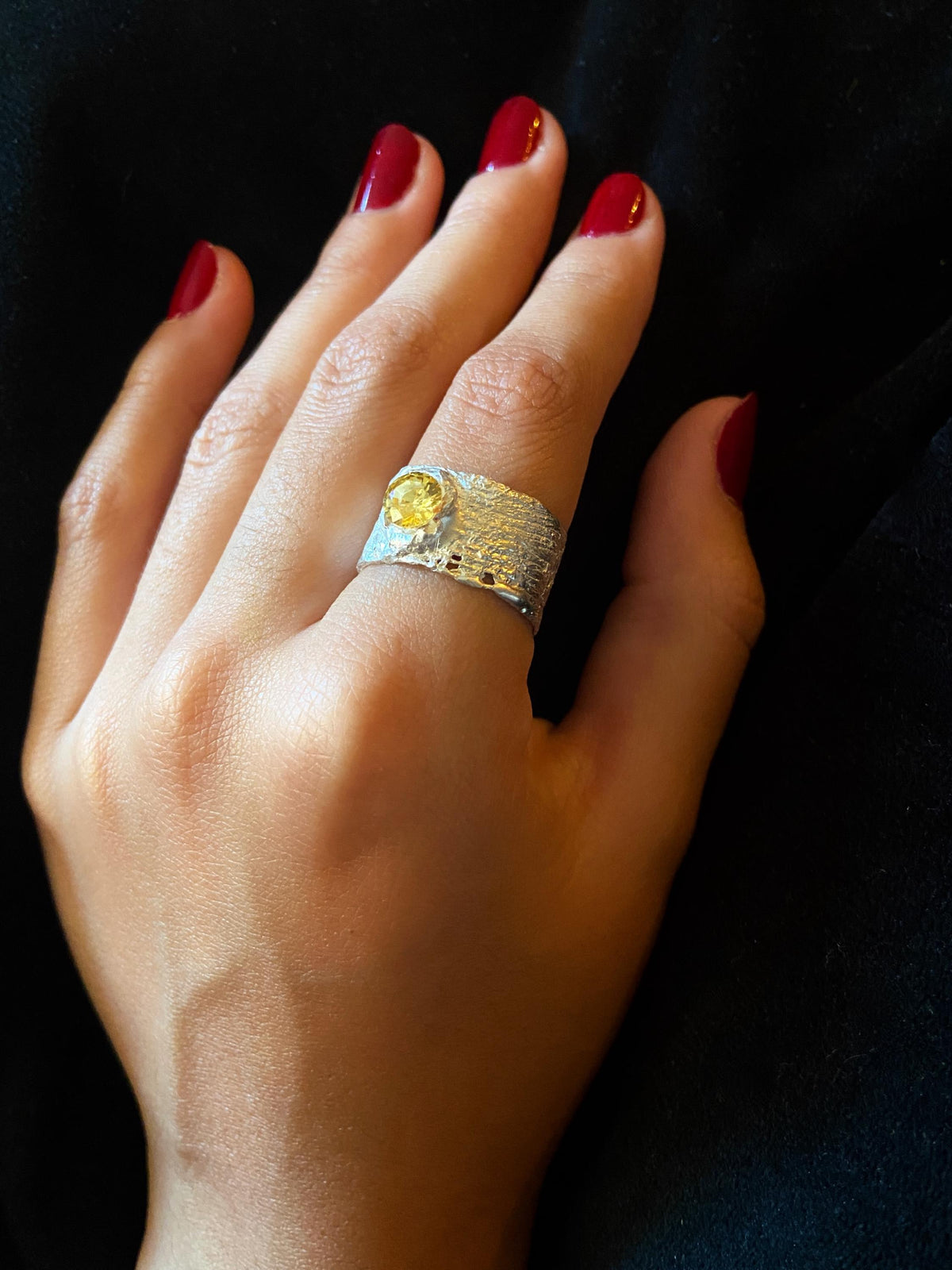 Anillo de Plata de Ley 925 y Zafiro Amarillo, Anillo Artesanal con Piedra Amarilla, Joyería de Autor Hecha a Mano, Regalo para Ella