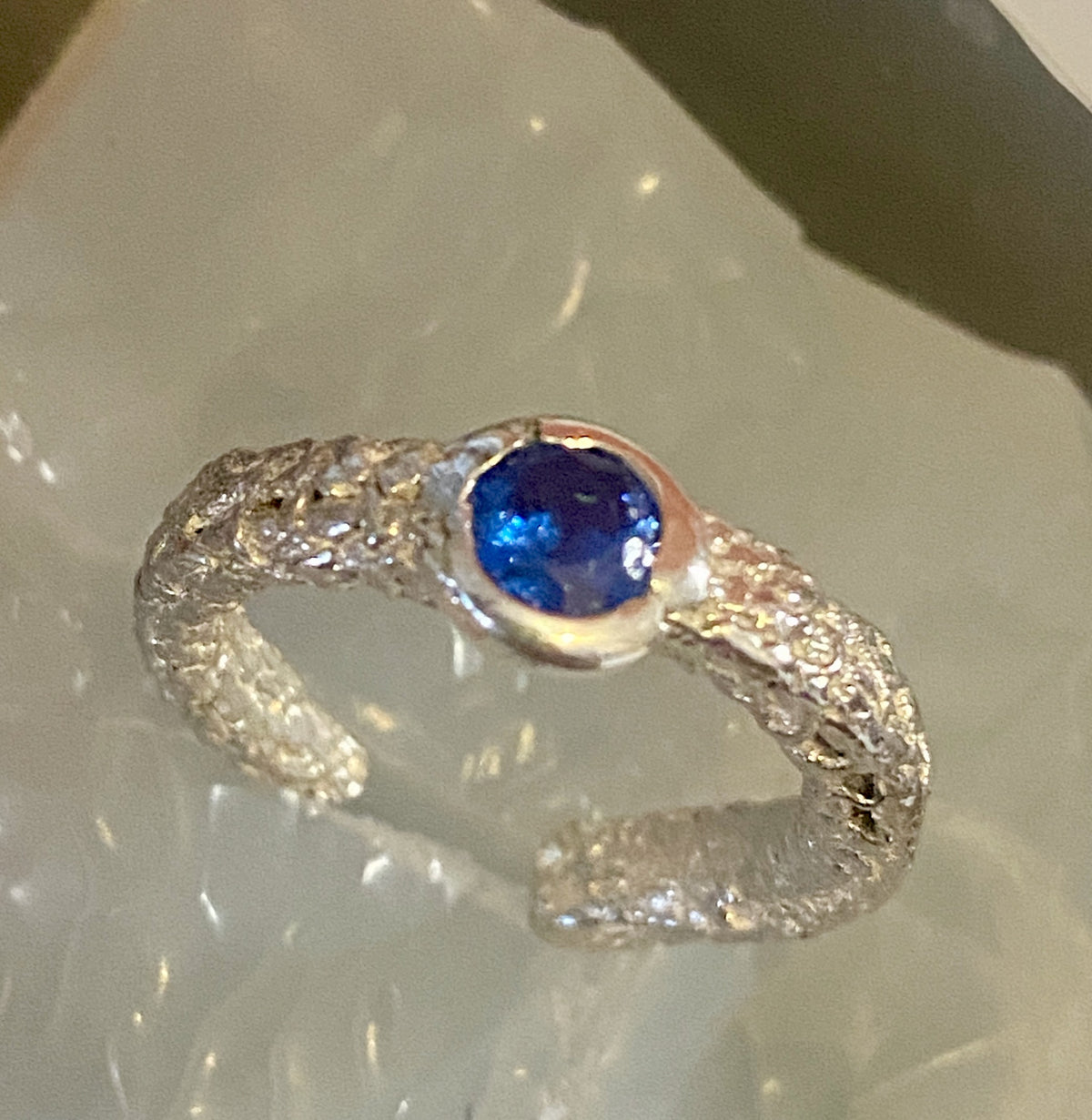 Anillo en plata con zafiro azul "Blue moon". Ajustable.