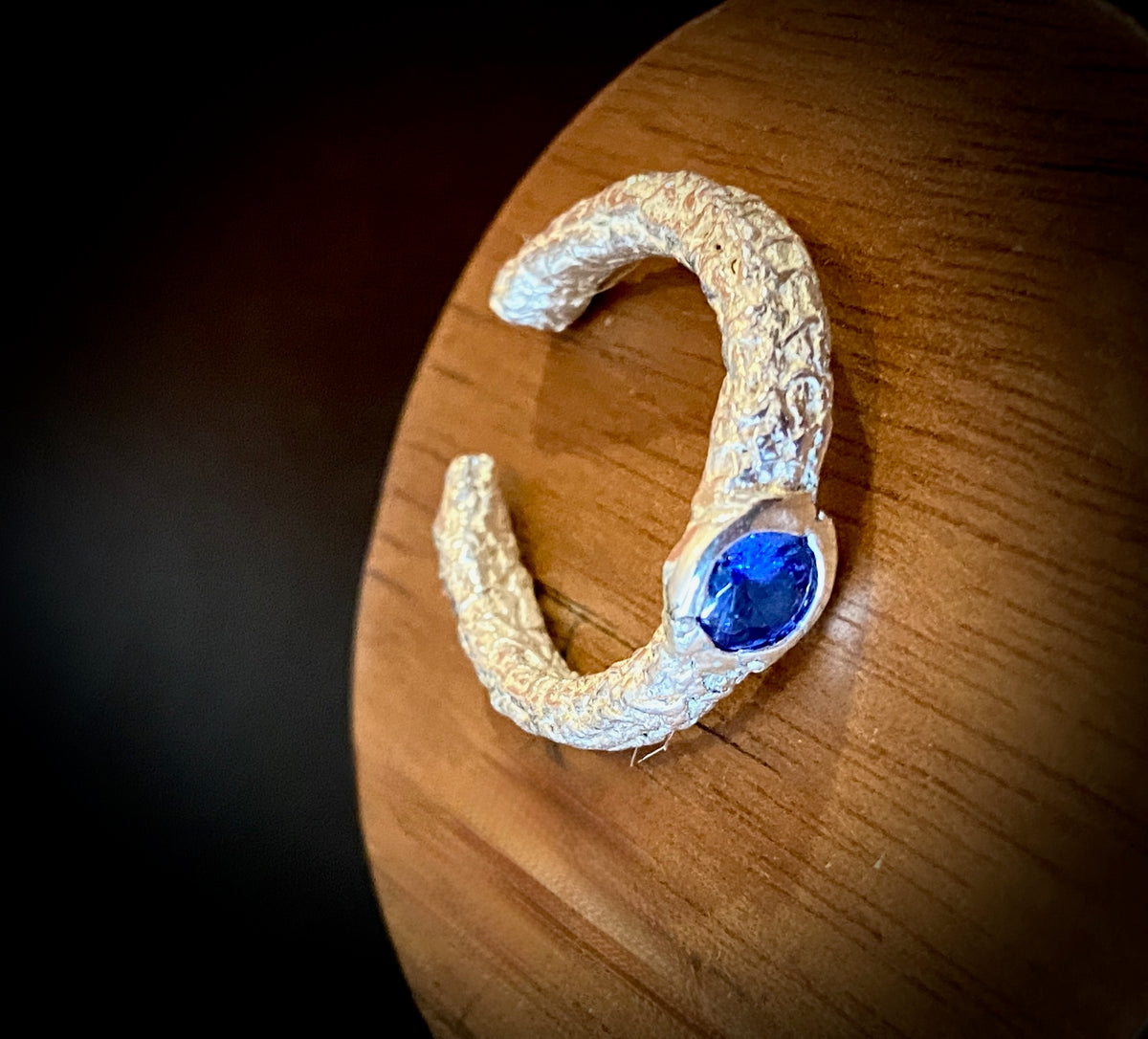Anillo en plata con zafiro azul "Blue moon". Ajustable.