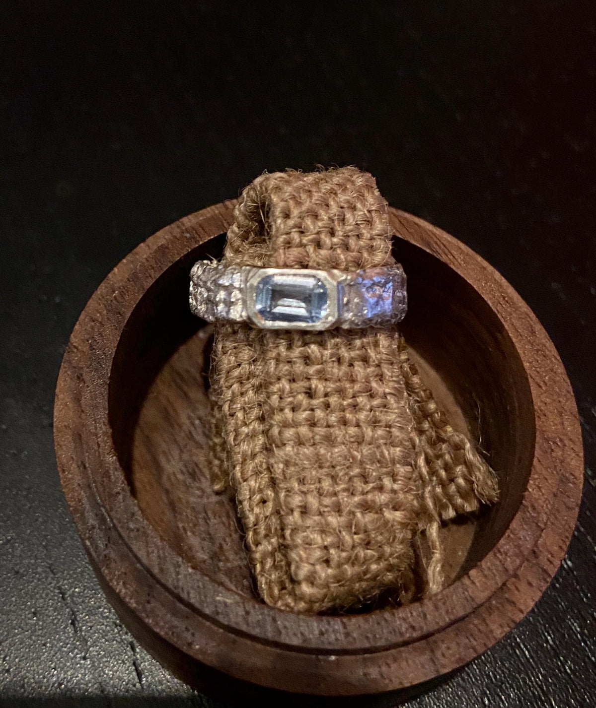 Anillo de Plata Escultórico "Aqua" con Aguamarina Talla Esmeralda | Joyería de Autor Hecha a Mano, Anillo Ancho Texturizado