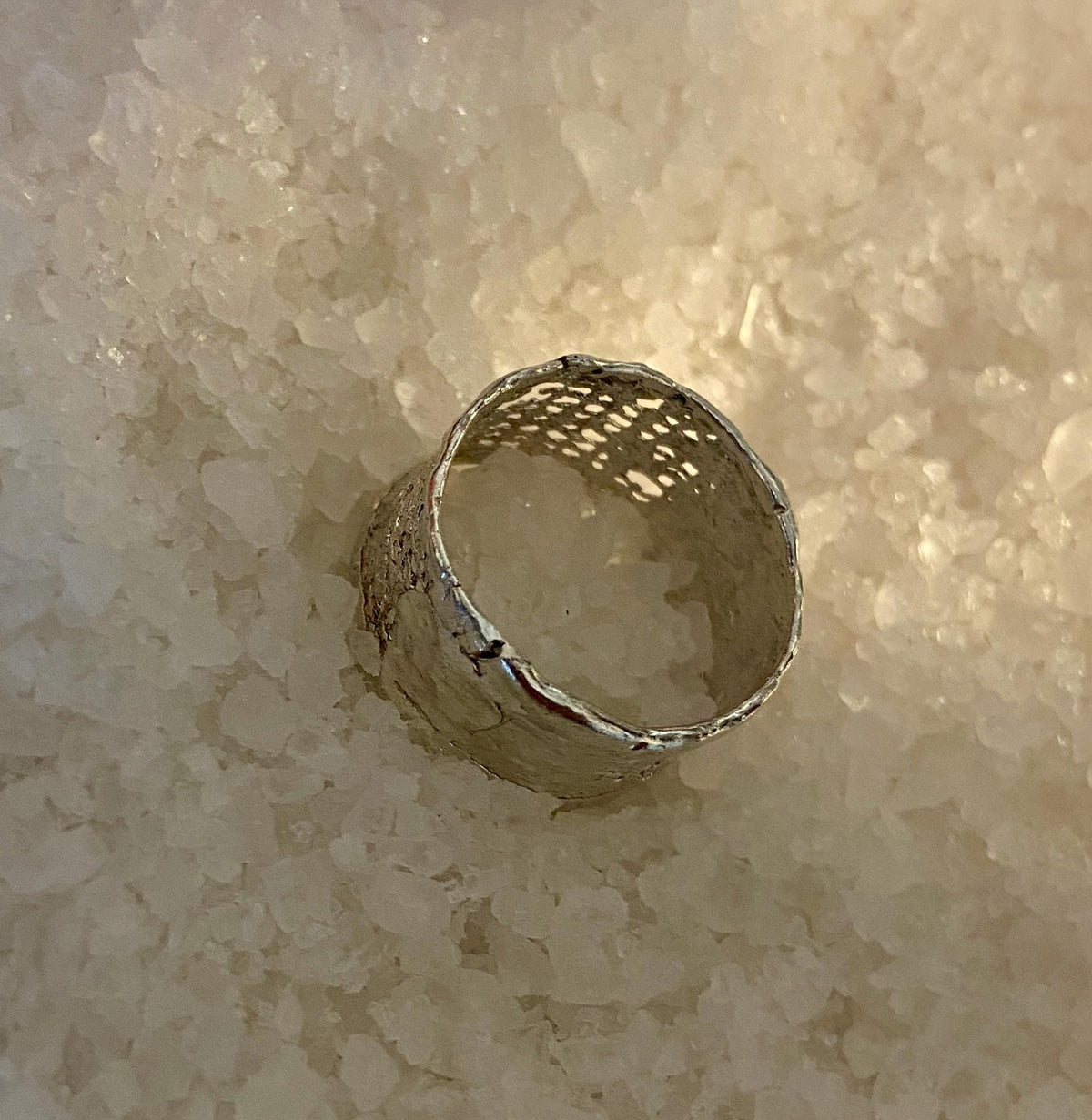 Anillo de Plata 925 Ancho "Jeans" con Textura de Red Desgastada | Joyería Escultórica de Autor Hecha a Mano. Urban look.