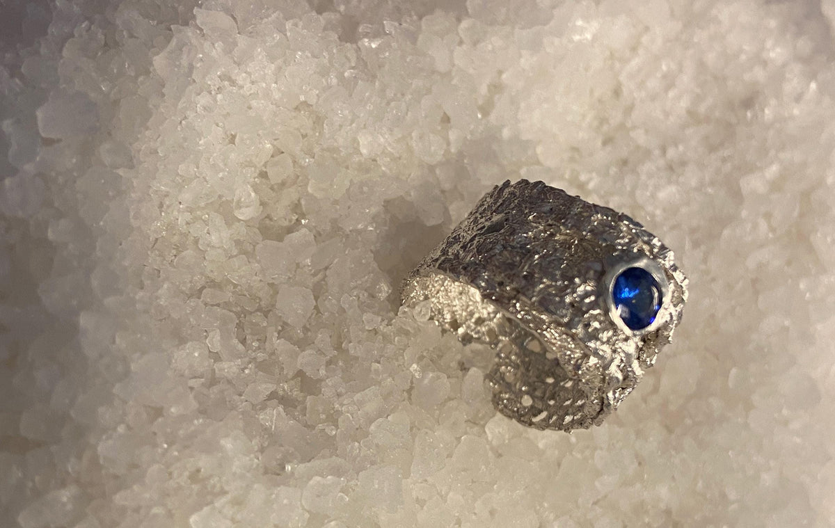 Anillo de Plata "Akon" Escultórico con Red Calada y Zafiro sintético | Joyería de Autor Hecha a Mano, Anillo Texturizado.