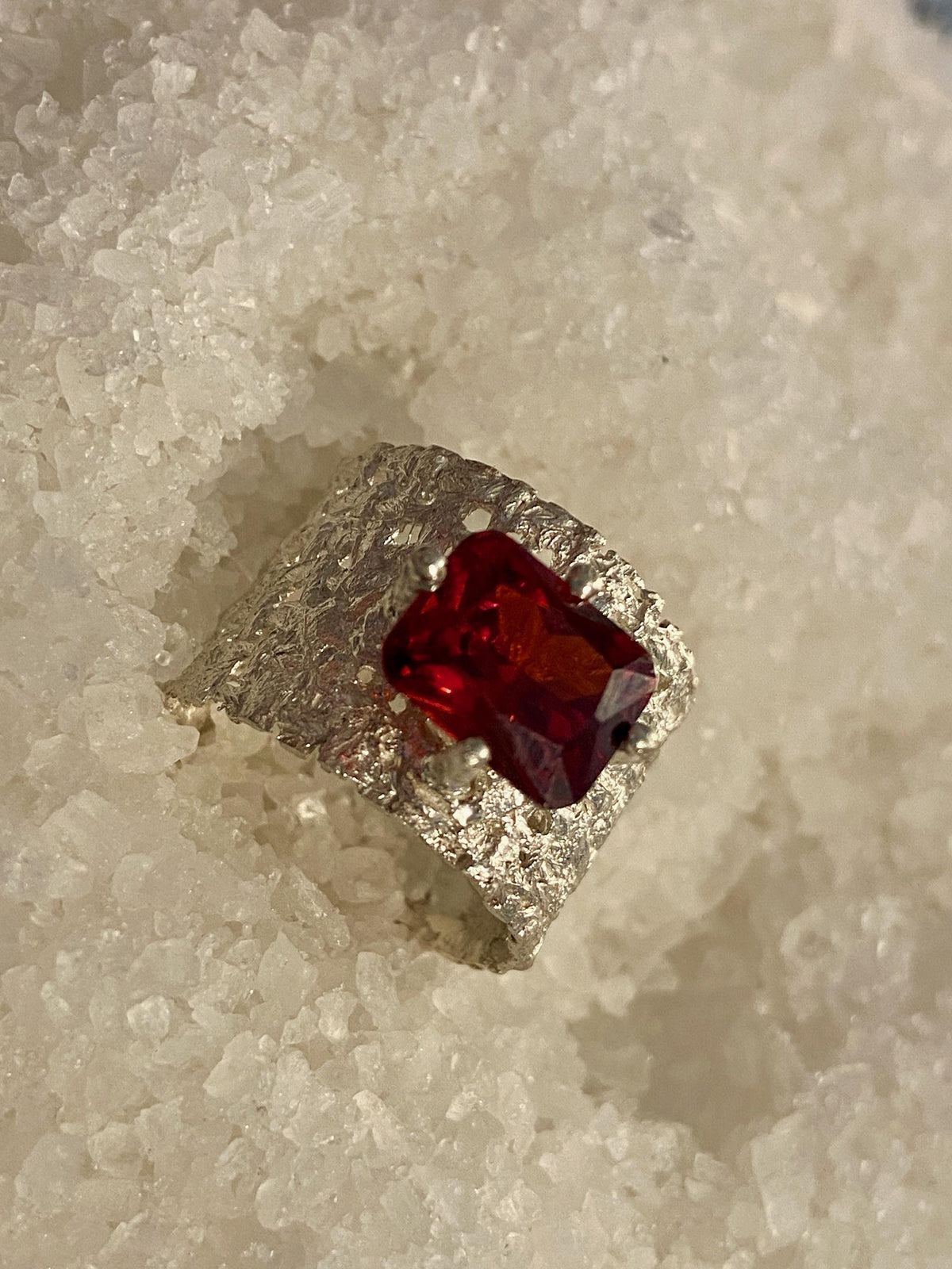 Anillo de Plata 925 Escultórico "Ruby Baby" con Gema Roja Rectangular | Joyería de Autor Hecha a Mano, Anillo Ancho Texturizado