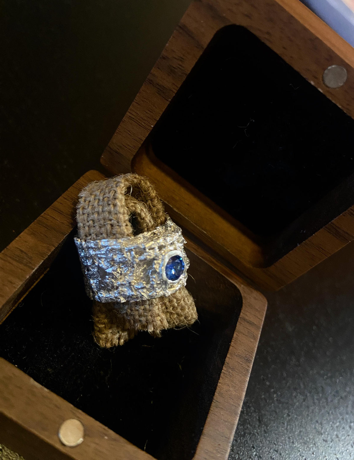Anillo de Plata "Akon" Escultórico con Red Calada y Zafiro sintético | Joyería de Autor Hecha a Mano, Anillo Texturizado.
