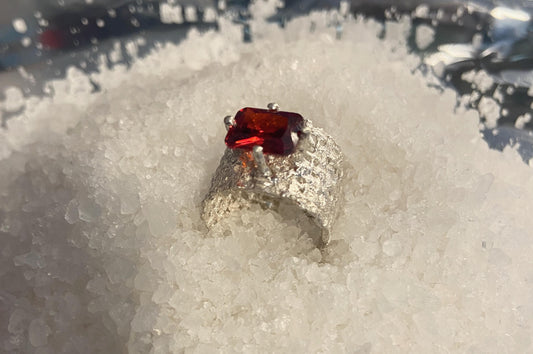 Anillo de Plata 925 Escultórico "Ruby Baby" con Gema Roja Rectangular | Joyería de Autor Hecha a Mano, Anillo Ancho Texturizado