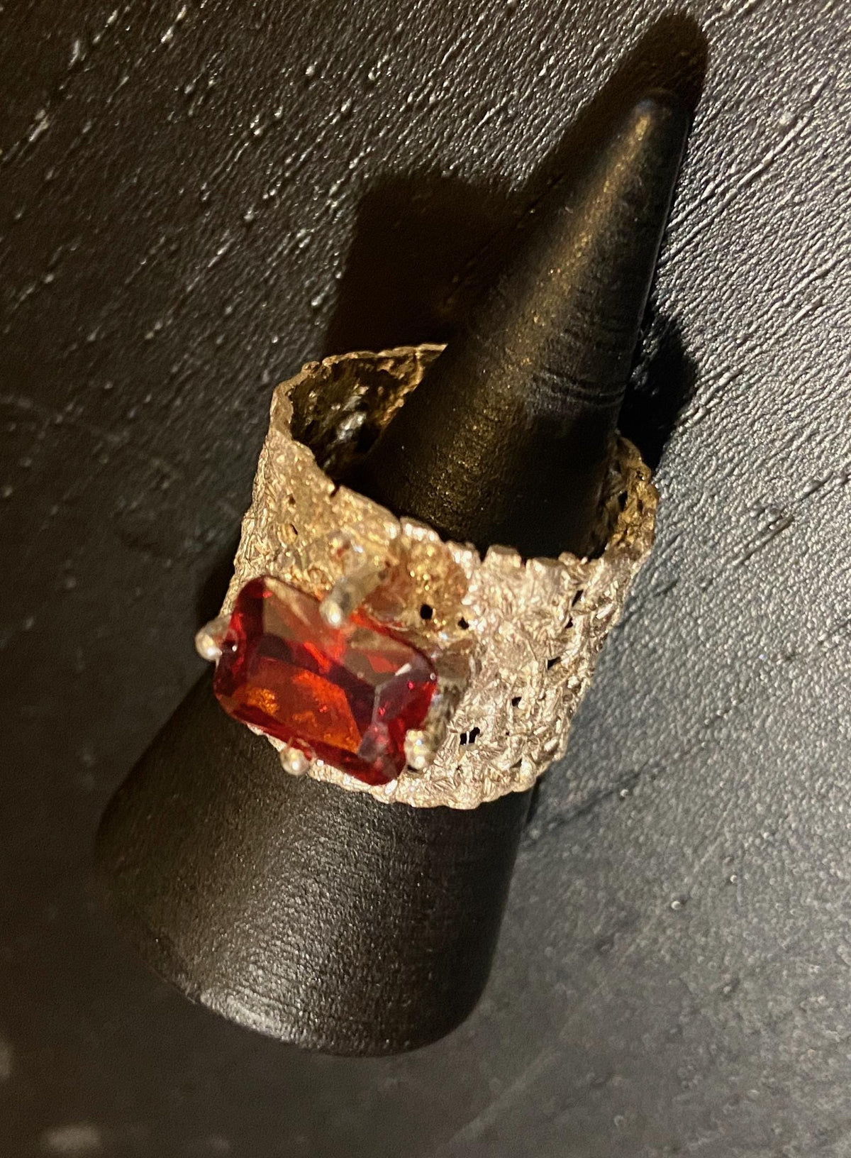 Anillo de Plata 925 Escultórico "Ruby Baby" con Gema Roja Rectangular | Joyería de Autor Hecha a Mano, Anillo Ancho Texturizado