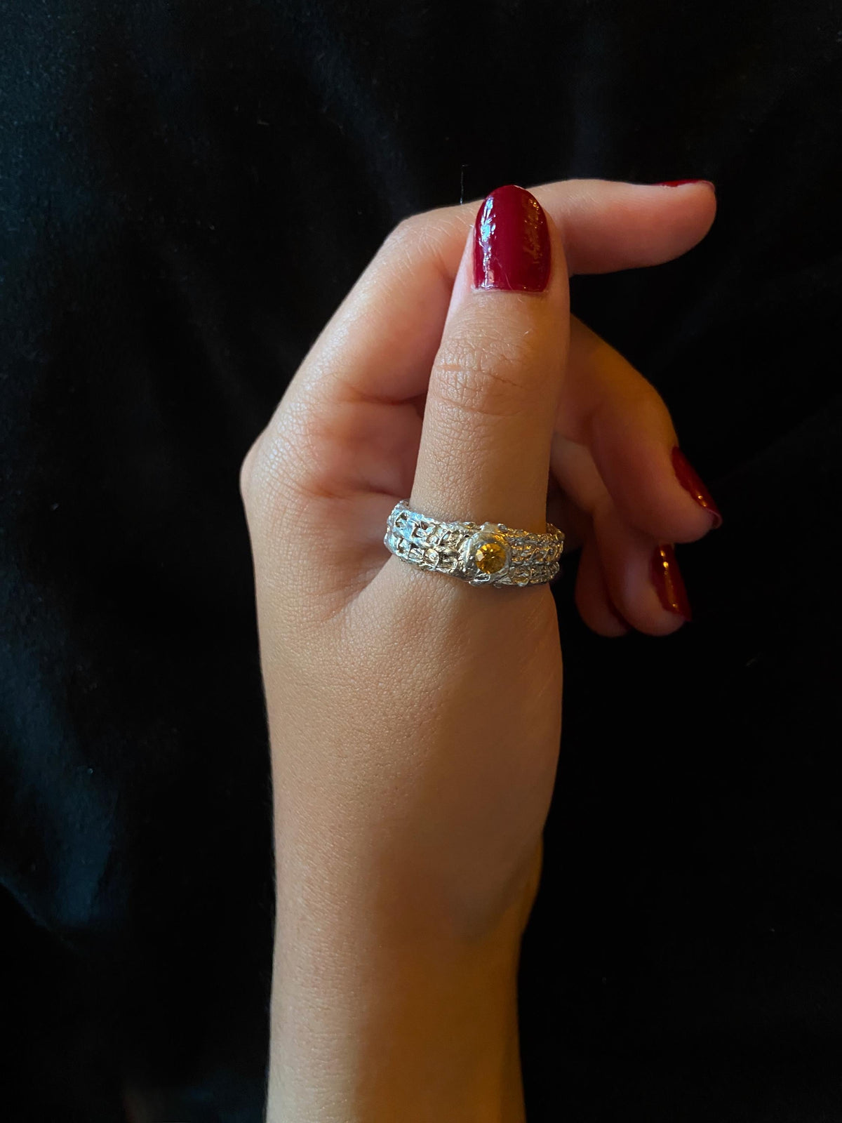 Anillo Alianza de Plata y Diamante natural amarillo. Anillo de autor. Alianza de boda llamativa.