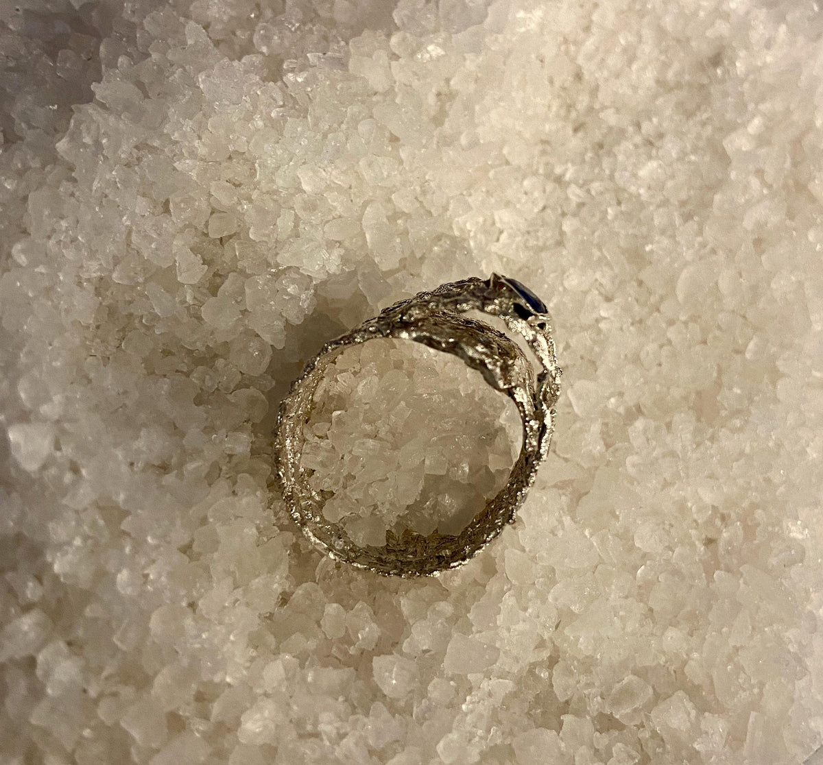 Anillo de Plata "Akon" Escultórico con Red Calada y Zafiro sintético  | Joyería de Autor Hecha a Mano, Anillo Texturizado.