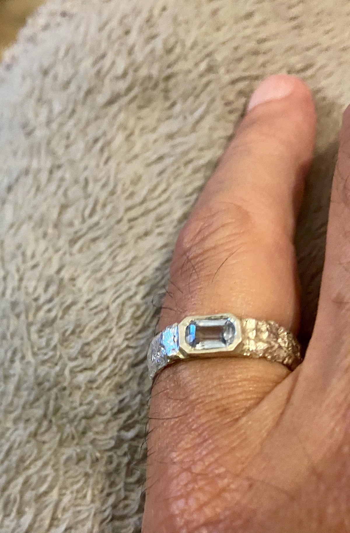 Anillo de Plata Escultórico "Aqua" con Aguamarina Talla Esmeralda | Joyería de Autor Hecha a Mano, Anillo Ancho Texturizado