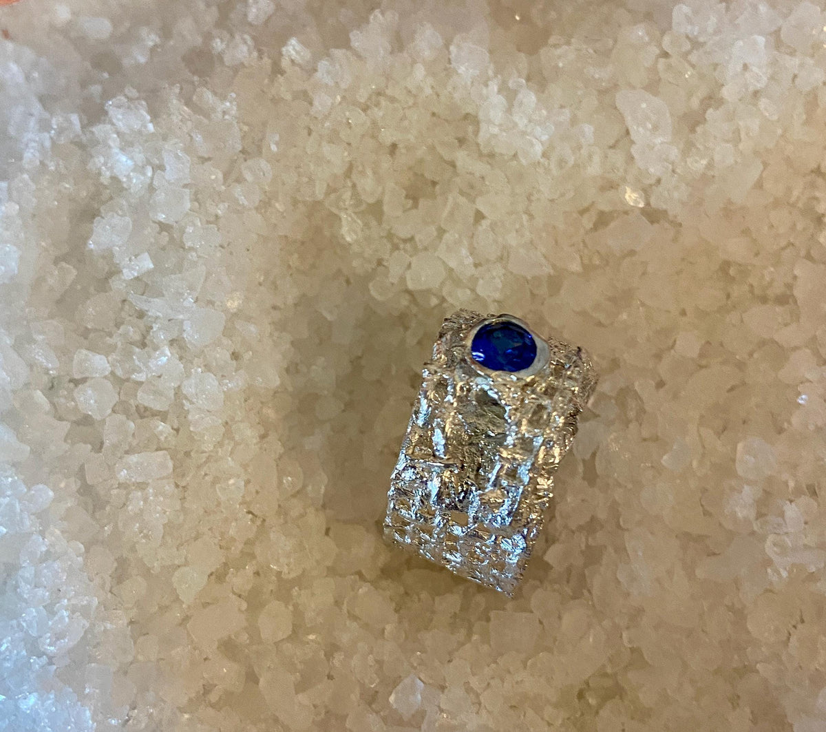 Anillo de Plata "Akon" Escultórico con Red Calada y Zafiro sintético  | Joyería de Autor Hecha a Mano, Anillo Texturizado.