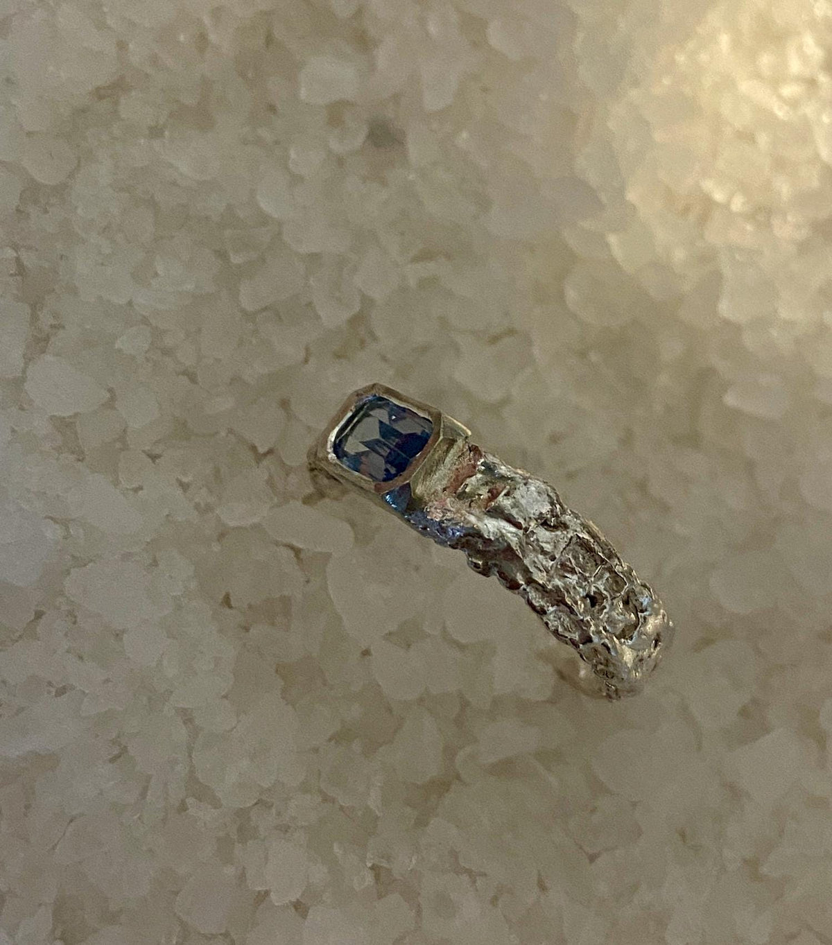 Anillo de Plata Escultórico "Aqua" con Aguamarina Talla Esmeralda | Joyería de Autor Hecha a Mano, Anillo Ancho Texturizado