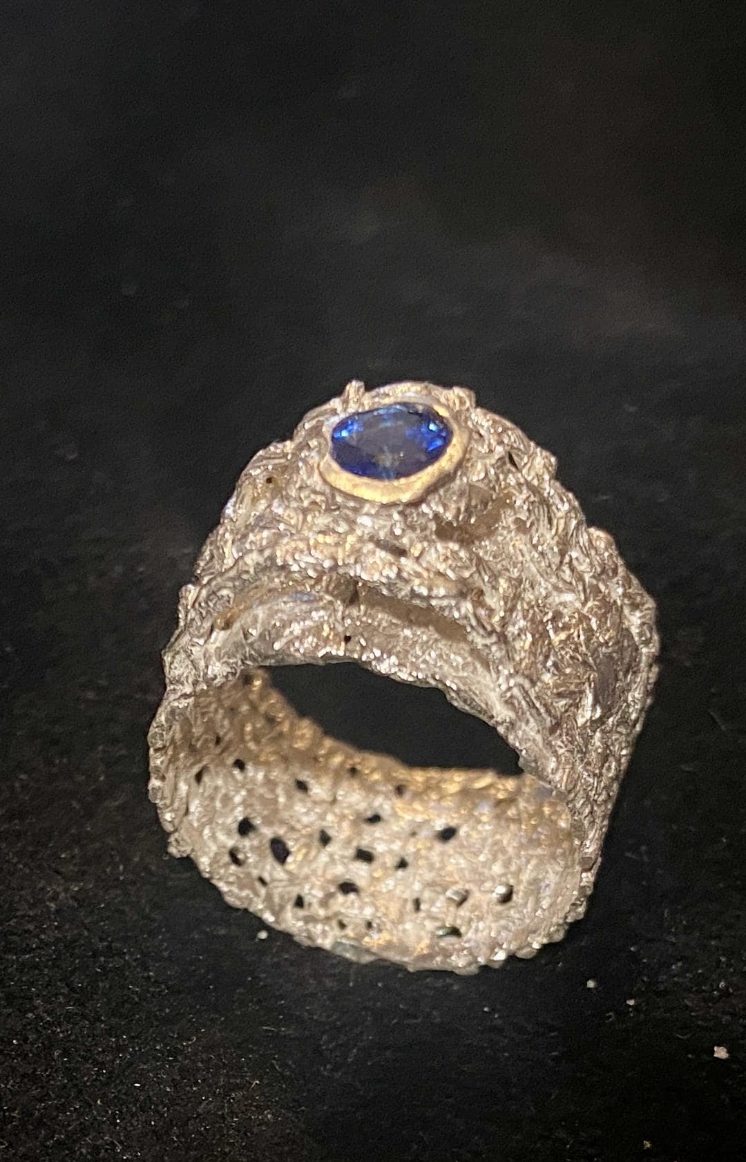 Anillo de Plata "Akon" Escultórico con Red Calada y Zafiro sintético  | Joyería de Autor Hecha a Mano, Anillo Texturizado.
