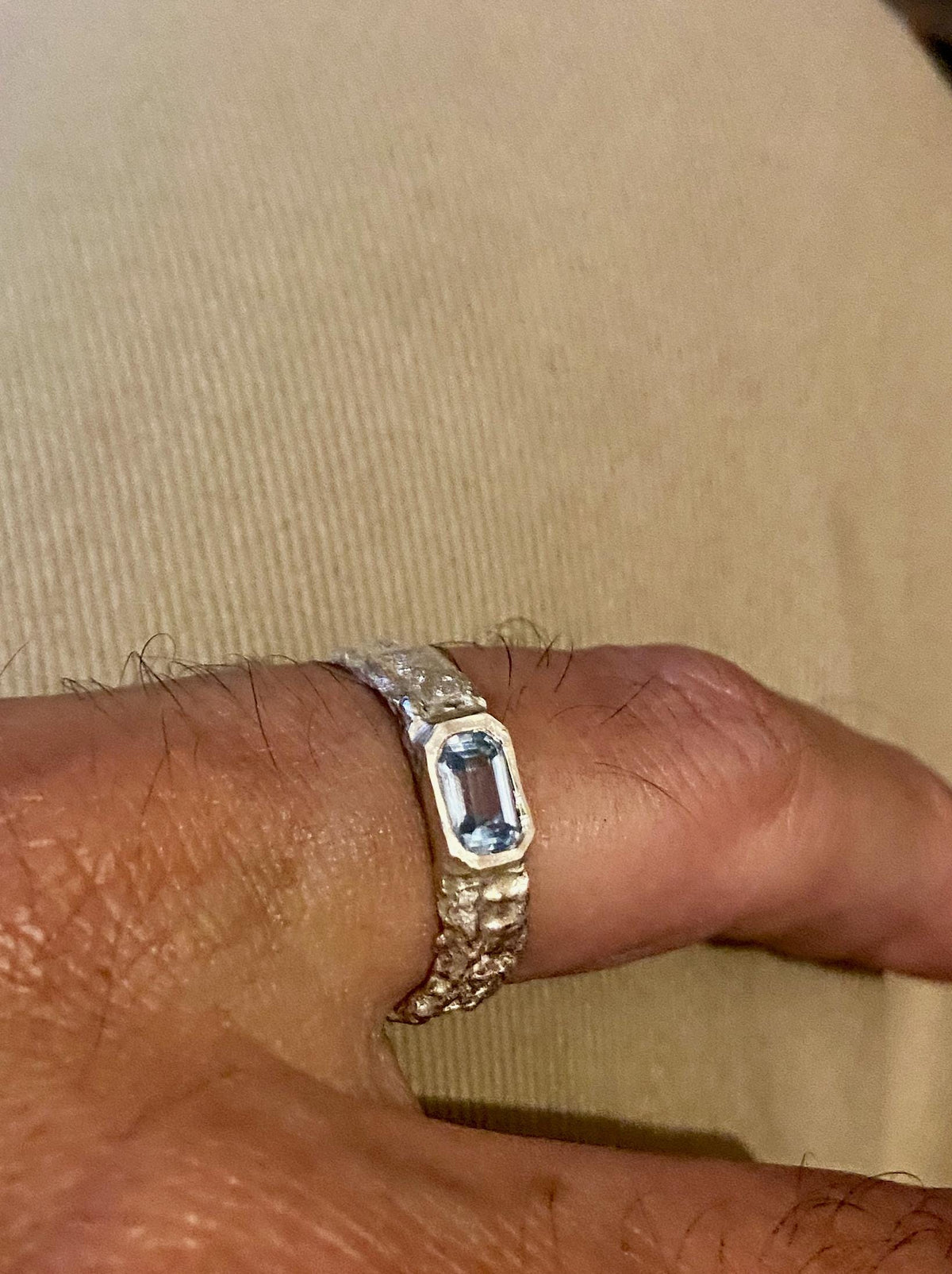 Anillo de Plata Escultórico "Aqua" con Aguamarina Talla Esmeralda | Joyería de Autor Hecha a Mano, Anillo Ancho Texturizado