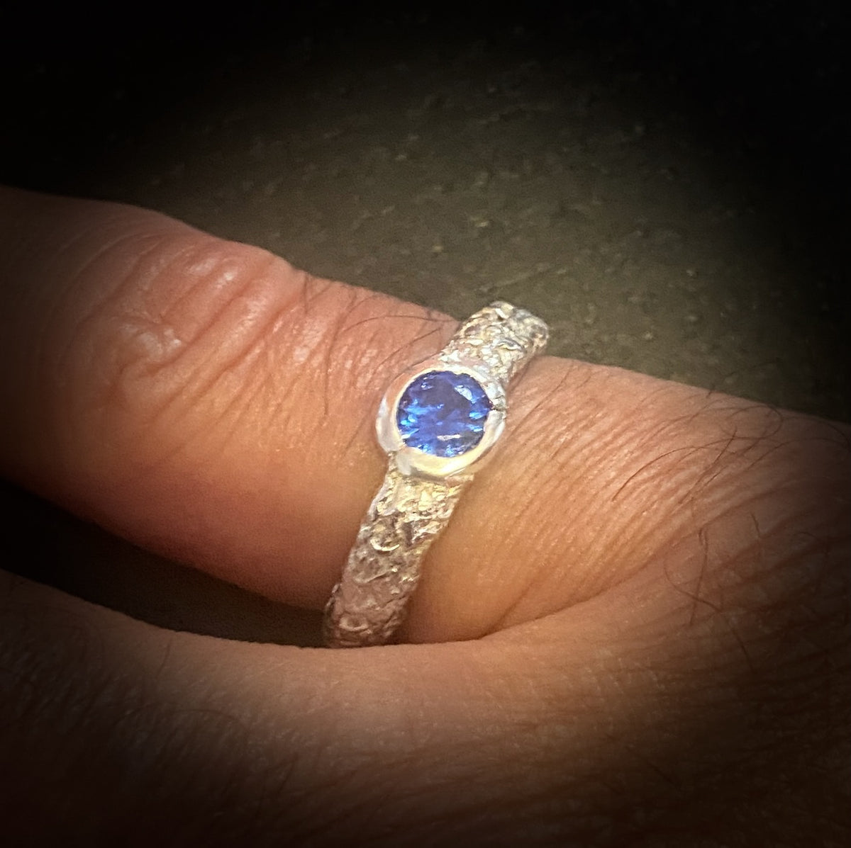 Anillo en plata con zafiro azul "Blue moon". Ajustable.