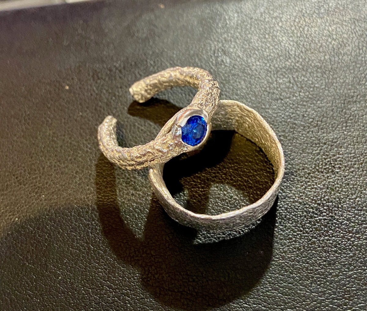 Anillo en plata con zafiro azul "Blue moon". Ajustable.