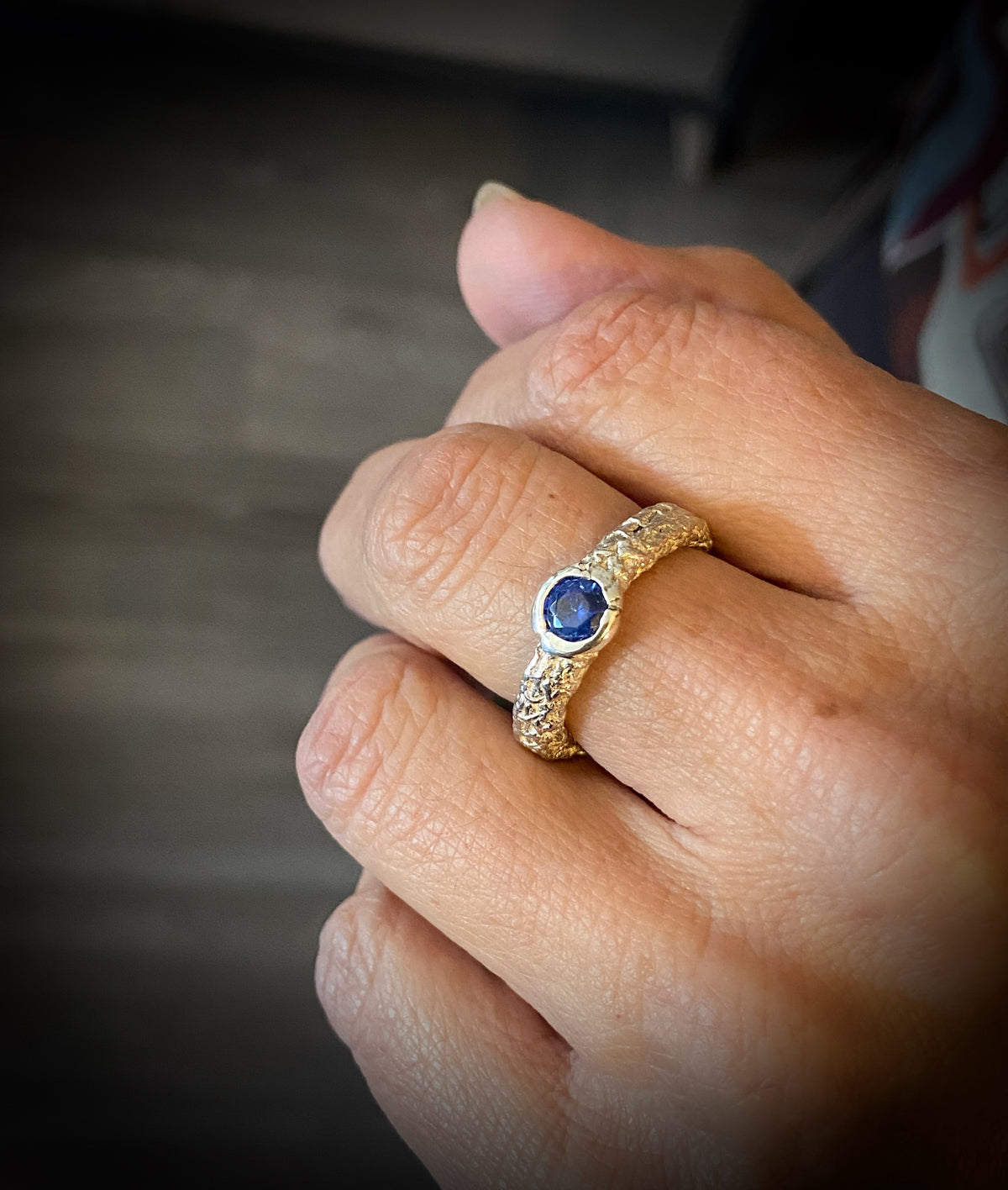 Anillo en plata con zafiro azul "Blue moon". Ajustable.