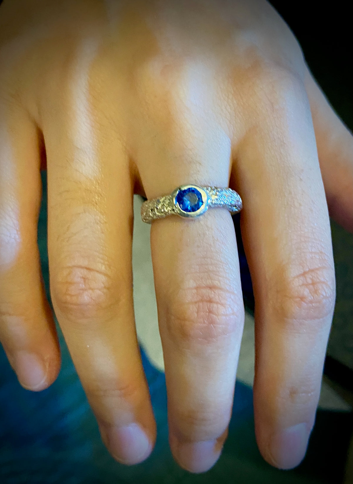 Anillo en plata con zafiro azul "Blue moon". Ajustable.
