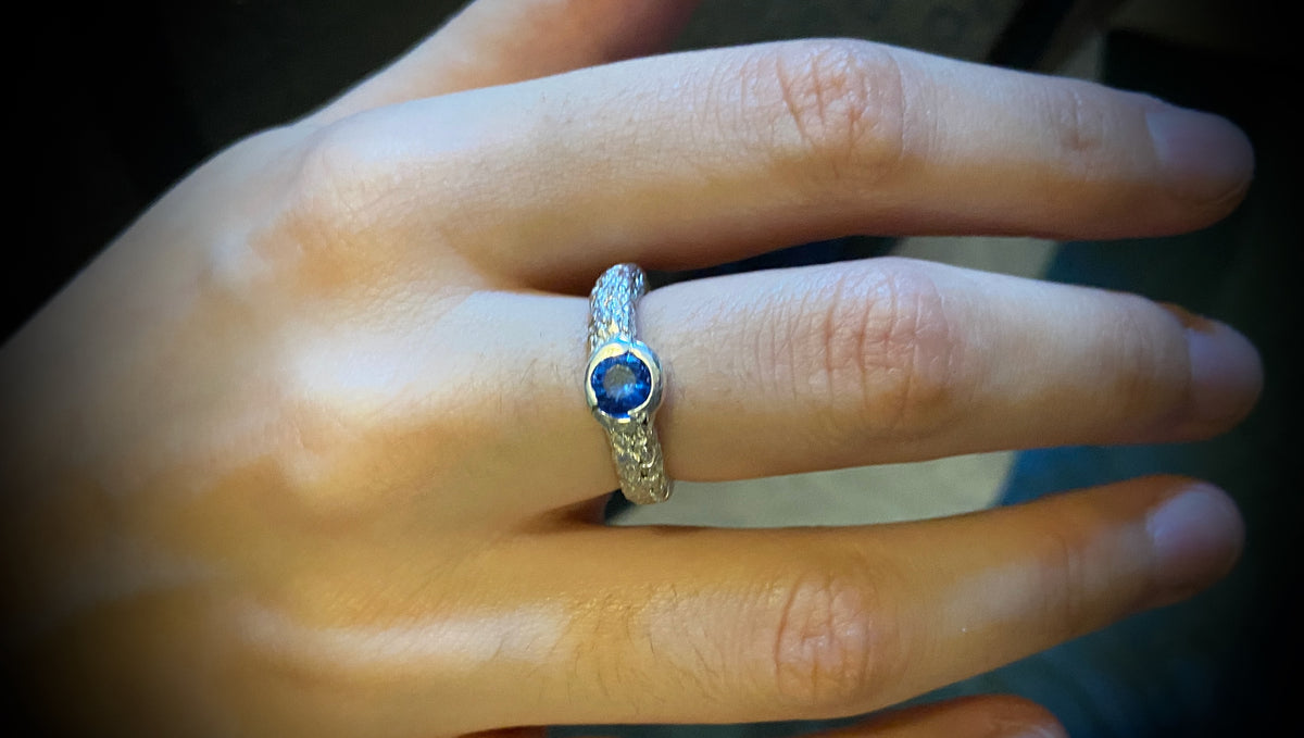 Anillo en plata con zafiro azul "Blue moon". Ajustable.