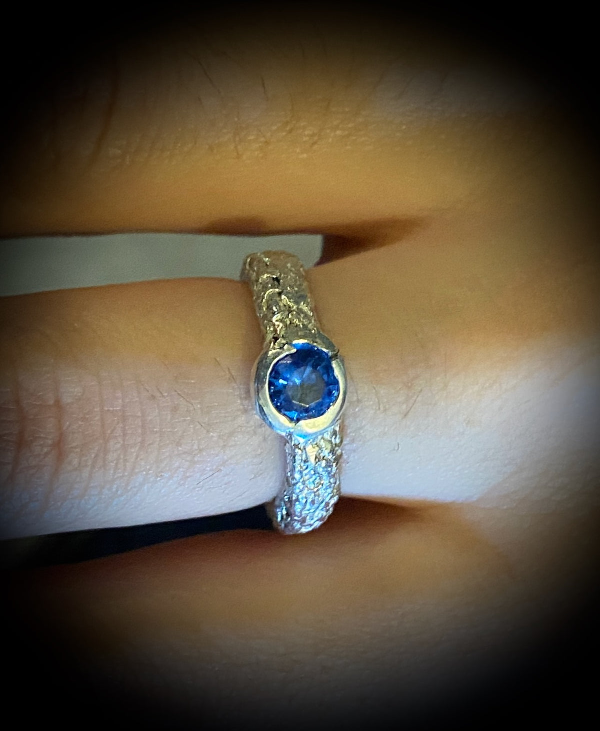 Anillo en plata con zafiro azul "Blue moon". Ajustable.