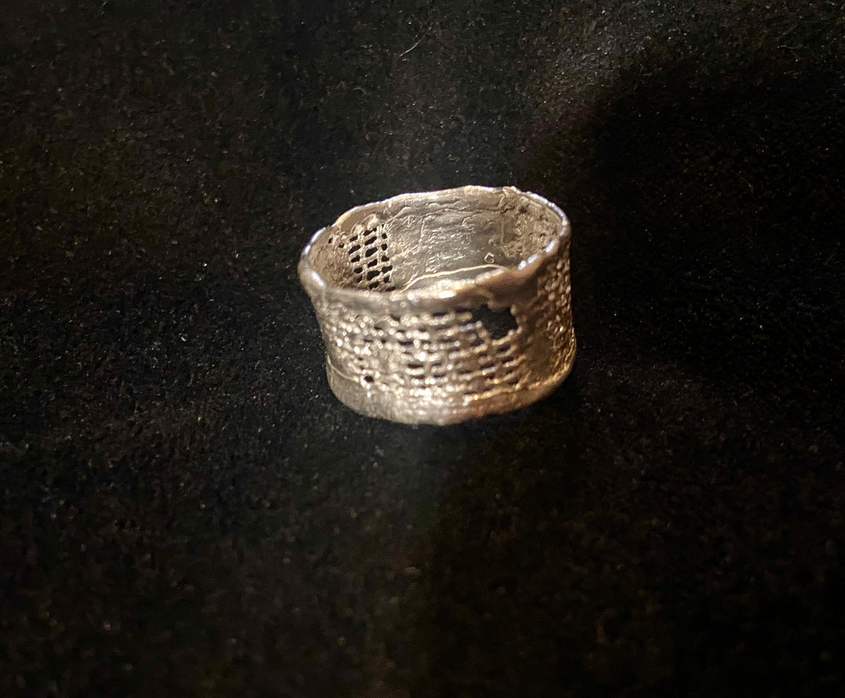 Anillo de Plata 925 Ancho "Jeans" con Textura de Red Desgastada | Joyería Escultórica de Autor Hecha a Mano. Urban look.