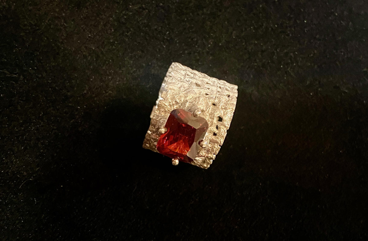 Anillo de Plata 925 Escultórico "Ruby Baby" con Gema Roja Rectangular | Joyería de Autor Hecha a Mano, Anillo Ancho Texturizado