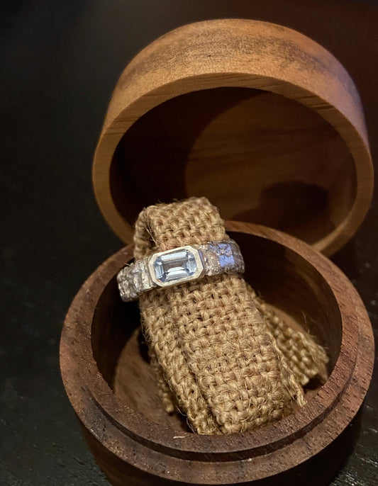 Anillo de Plata Escultórico "Aqua" con Aguamarina Talla Esmeralda | Joyería de Autor Hecha a Mano, Anillo Ancho Texturizado