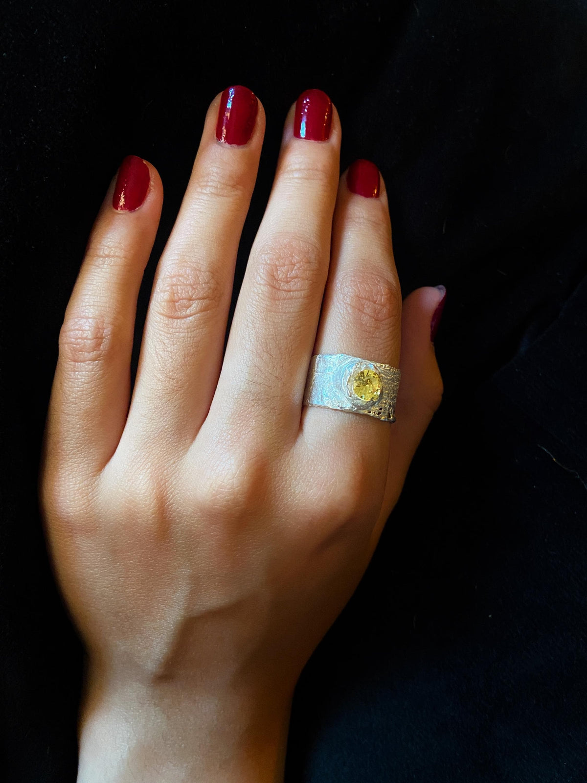 Anillo de Plata de Ley 925 y Zafiro Amarillo, Anillo Artesanal con Piedra Amarilla, Joyería de Autor Hecha a Mano, Regalo para Ella