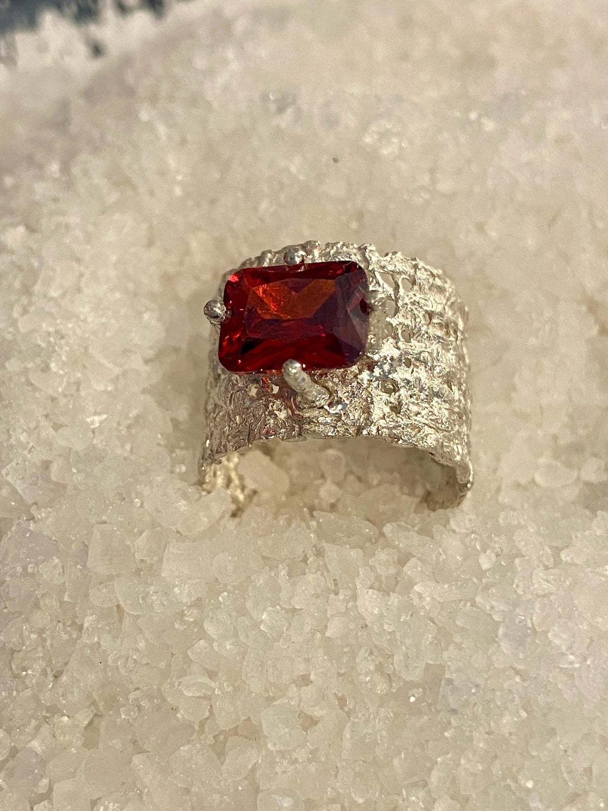 Anillo de Plata 925 Escultórico "Ruby Baby" con Gema Roja Rectangular | Joyería de Autor Hecha a Mano, Anillo Ancho Texturizado