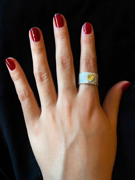 Anillo de Plata de Ley 925 y Zafiro Amarillo, Anillo Artesanal con Piedra Amarilla, Joyería de Autor Hecha a Mano, Regalo para Ella