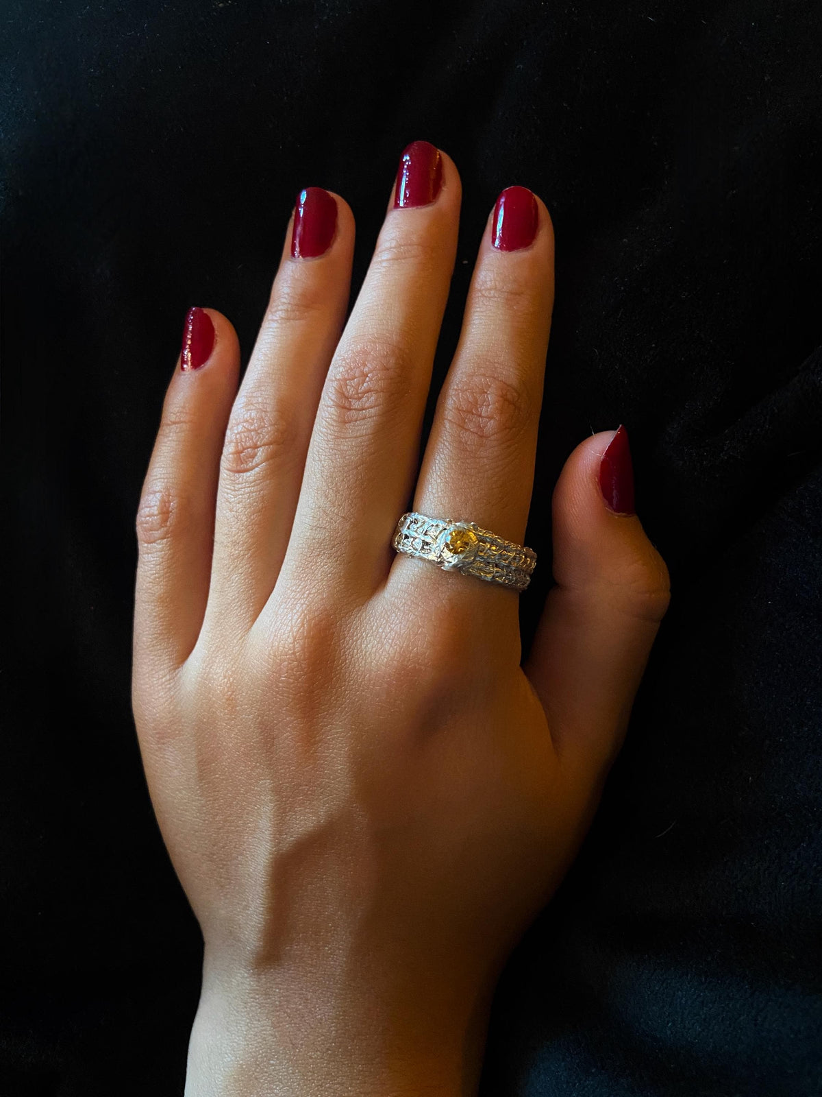 Anillo Alianza de Plata y Diamante natural  amarillo. Anillo de autor. Alianza de boda llamativa.