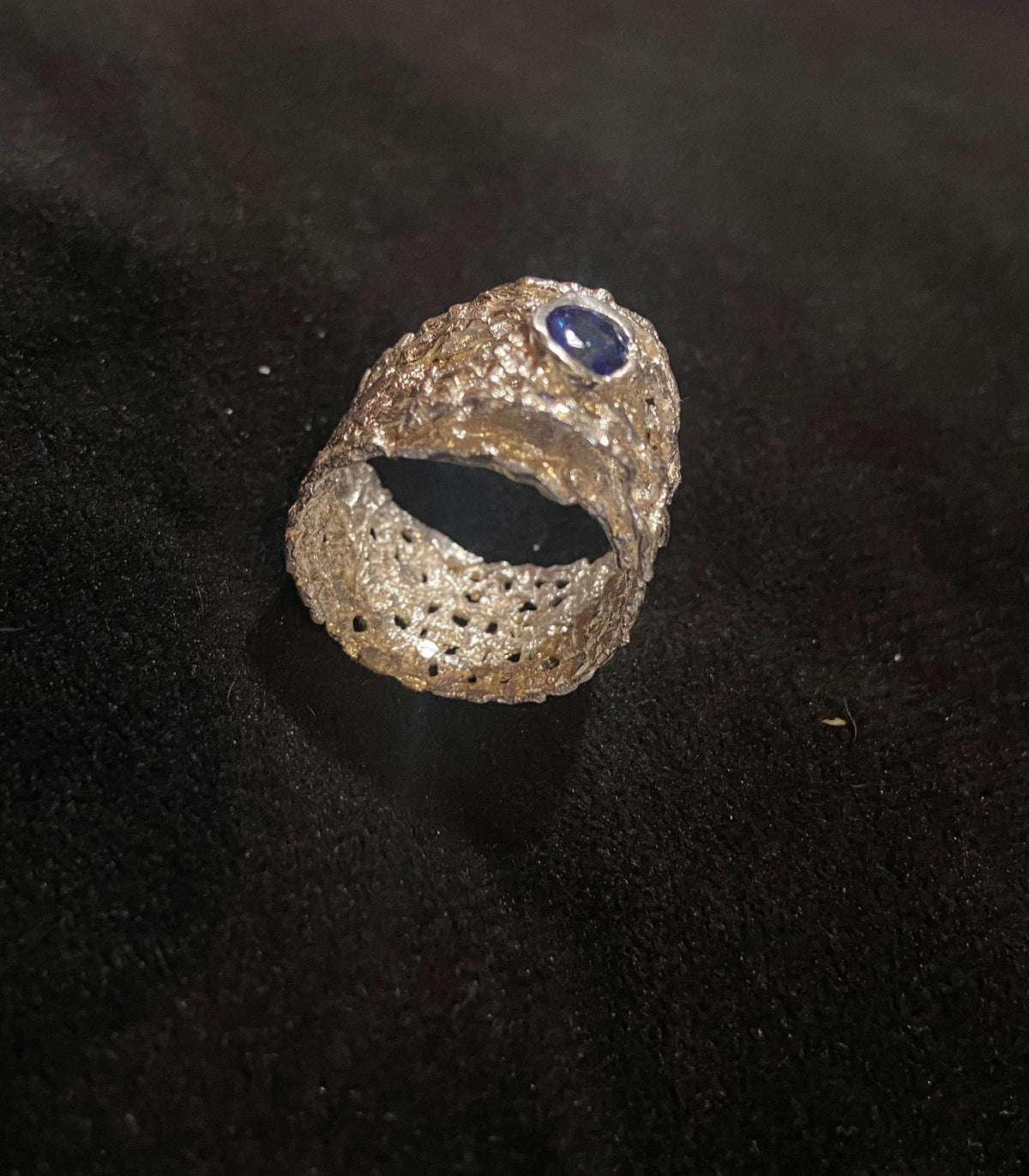 Anillo de Plata "Akon" Escultórico con Red Calada y Zafiro sintético  | Joyería de Autor Hecha a Mano, Anillo Texturizado.